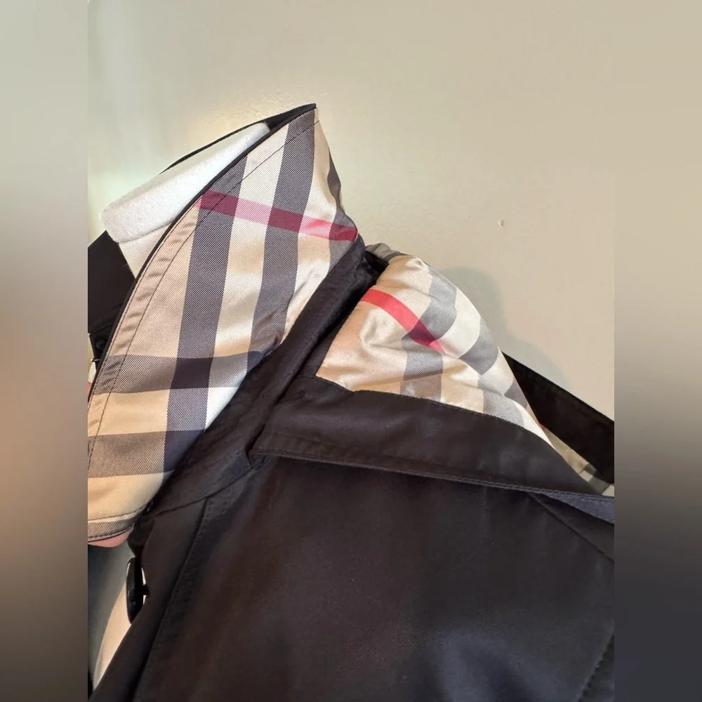 Burberry Black Coat with Detachable Hood and Belt - Picture 13 of 17